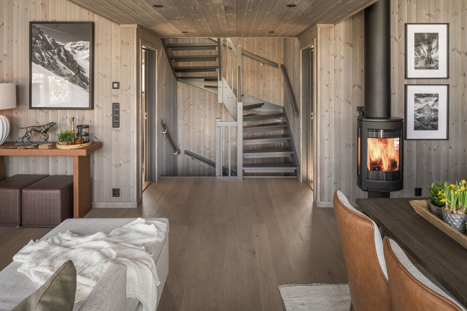 Bilde fra visningshytte (hytte nr. 10). Planløsningen er ikke den samme, men det totale arealet og stue/kjøkken + hems er lik. Galleribilde