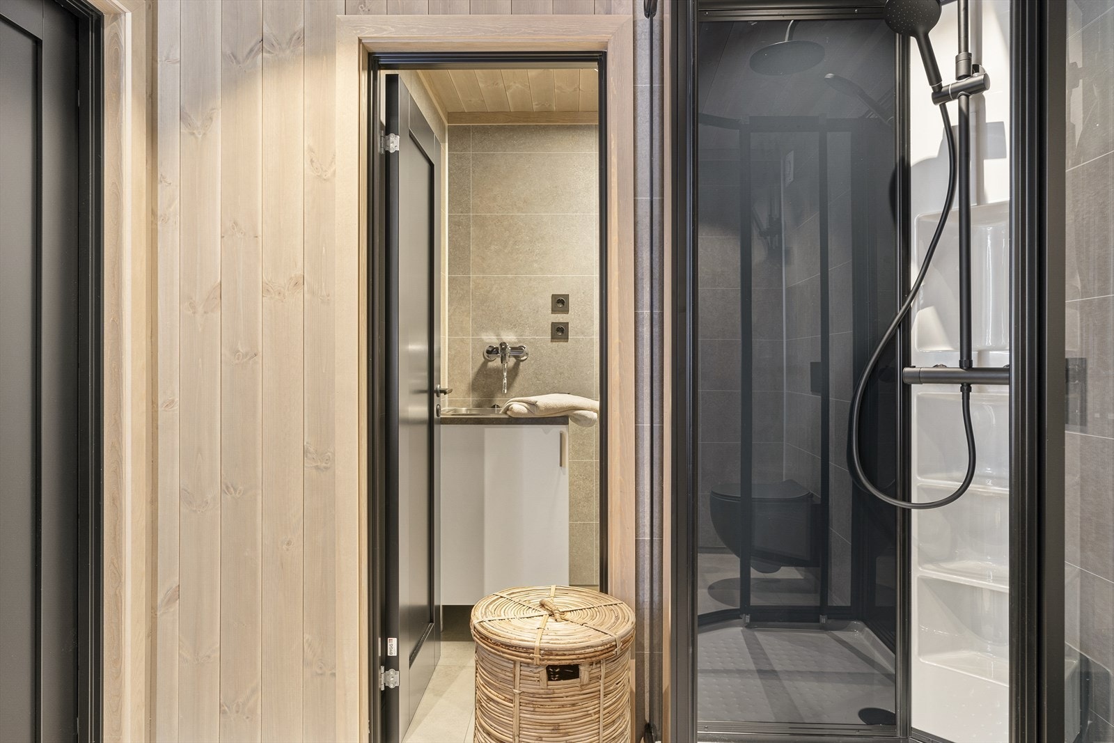 Praktisk vaskerom i forbindelse med badet Galleribilde