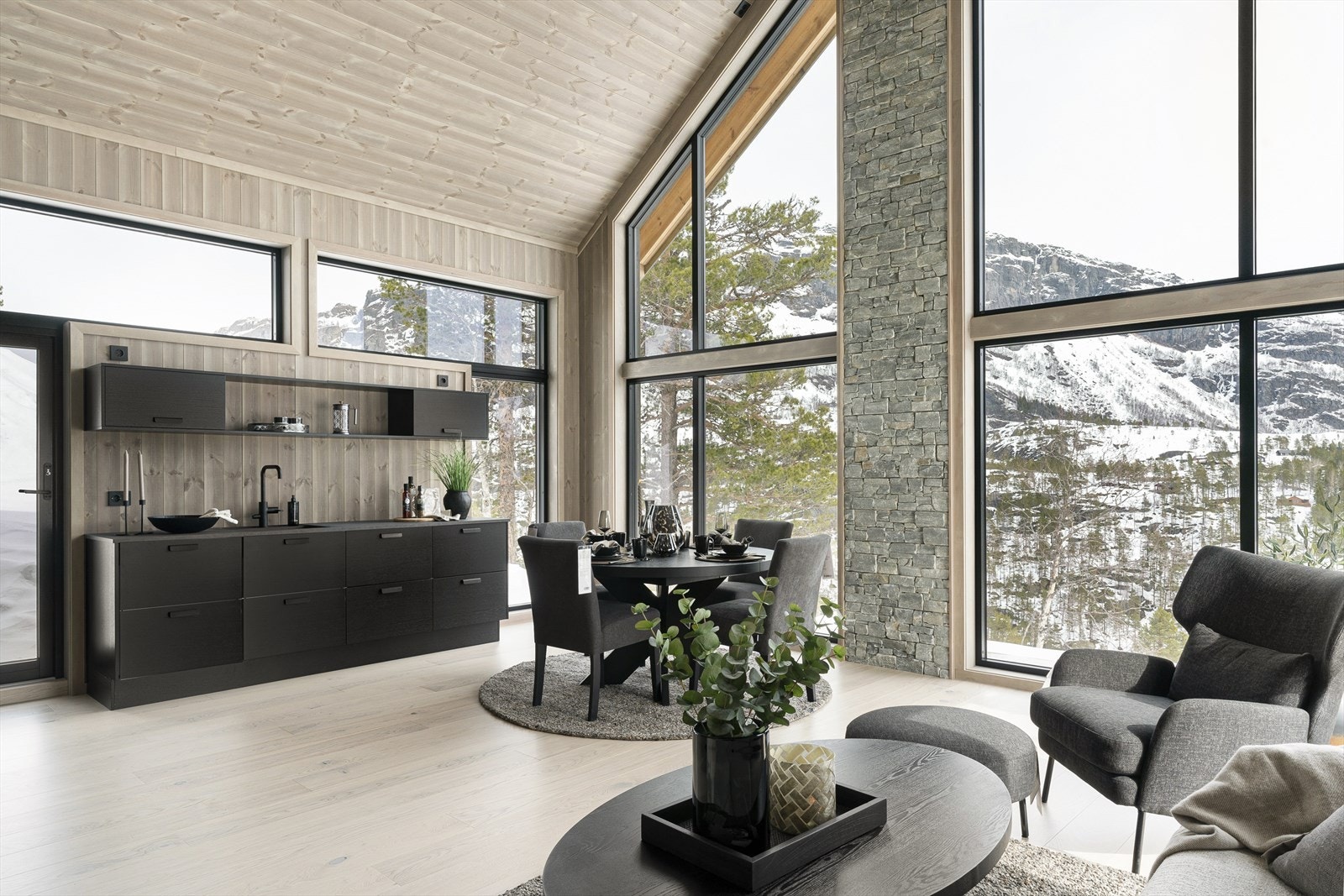 Ved kjøkkenet er det plass til stort spisebord Galleribilde