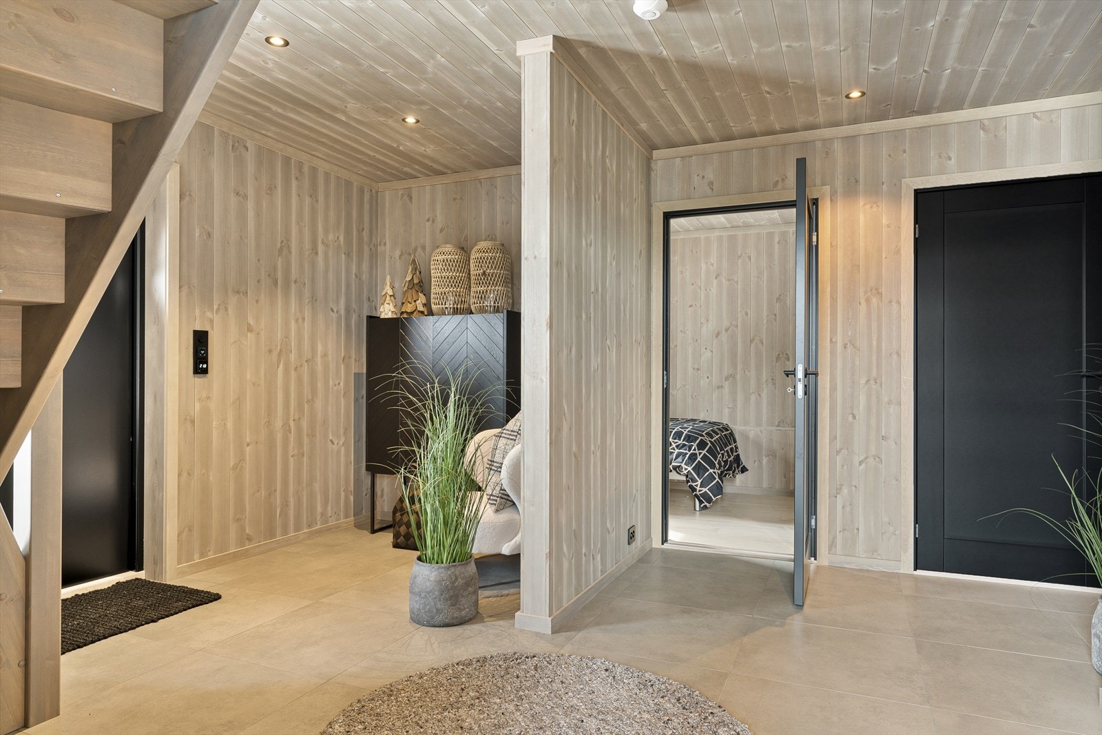 Entreen er romslig med god garderobeplass, med varmekabler under flisene Galleribilde