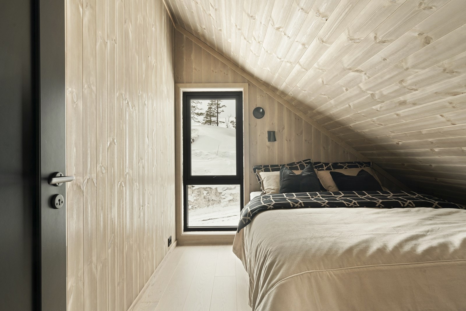 Ett av to soverom i loftetasjen Galleribilde