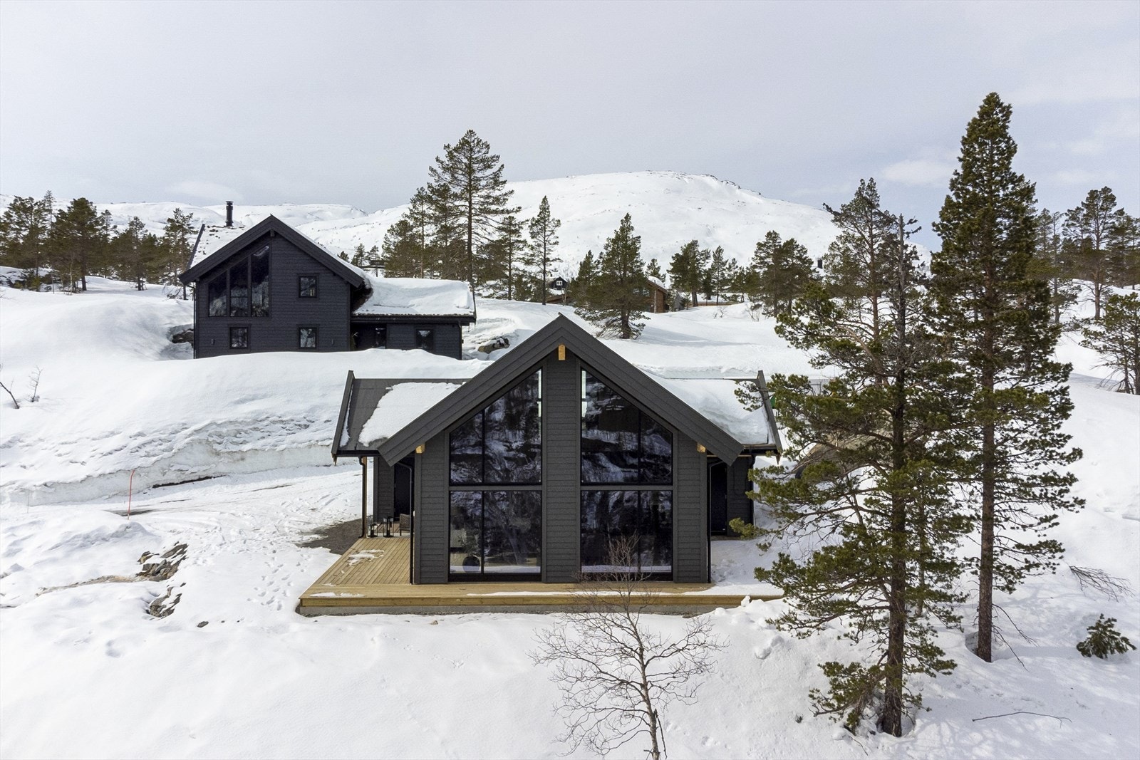Øvre Lontjørnshaugane 29 ligger i et etablert hyttefelt. Her kan det kjøres helt til døren hele året! Galleribilde