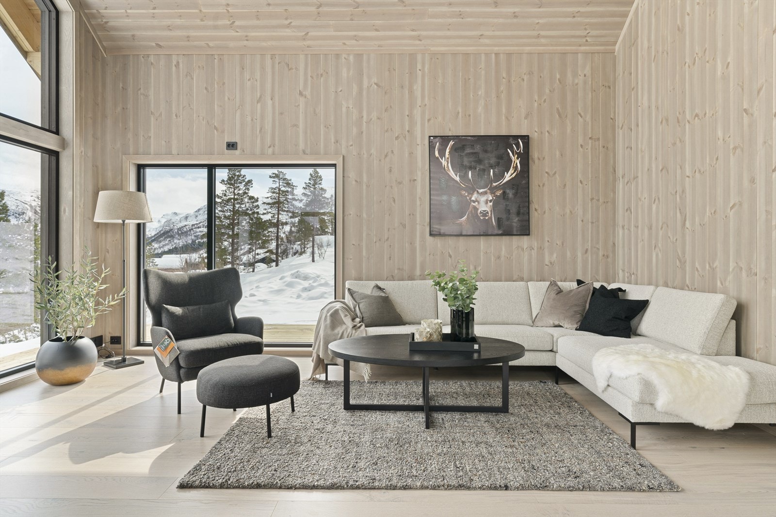 Stuen har svært god takhøyde, med gode møbleringsmuligheter Galleribilde