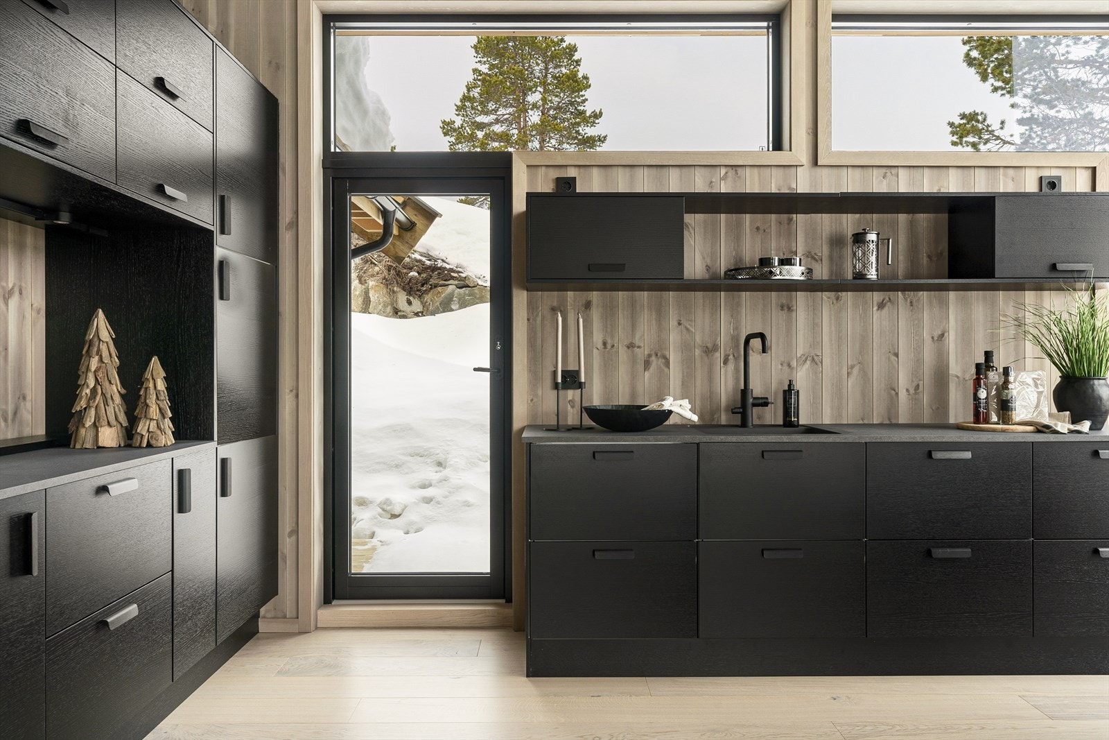 Det er godt med oppbevaringsplass i det tidsriktige kjøkkenet fra Sigdal Galleribilde