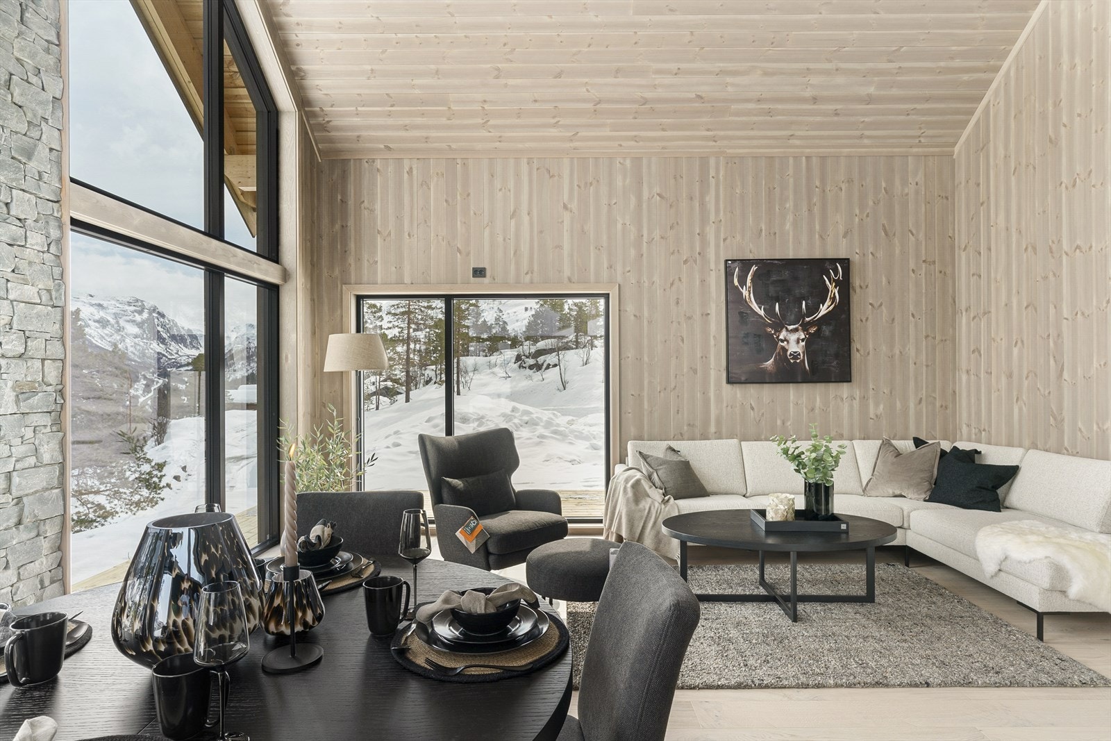 Hytten kombinerer moderne kvaliteter og fjellstil i god harmoni Galleribilde