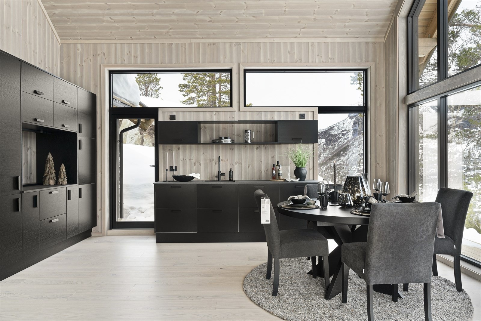 Praktisk åpen løsning mellom stue og kjøkken Galleribilde