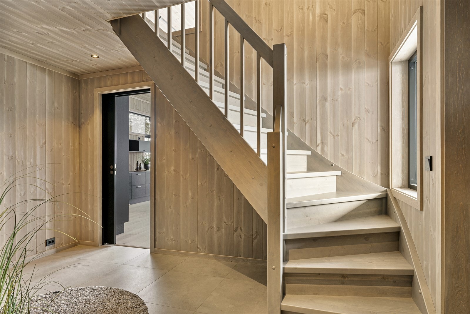 Fra entreen er det trapp opp til loftetasjen Galleribilde