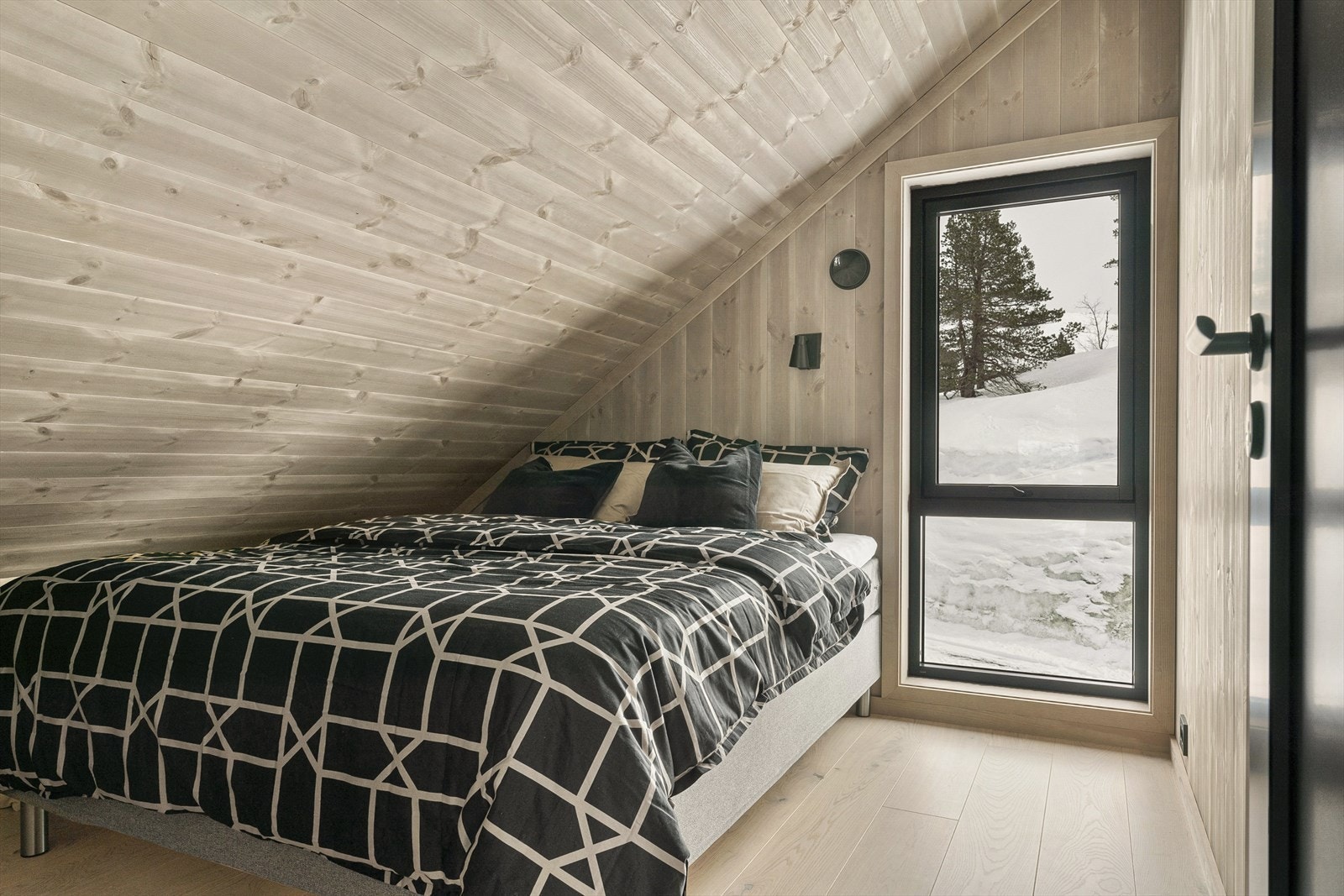 Ett av to soverom i loftetasjen Galleribilde