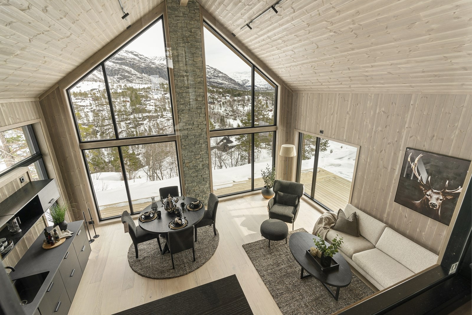 Glassvindu fra loftstuen ned mot kjøkken og stue Galleribilde