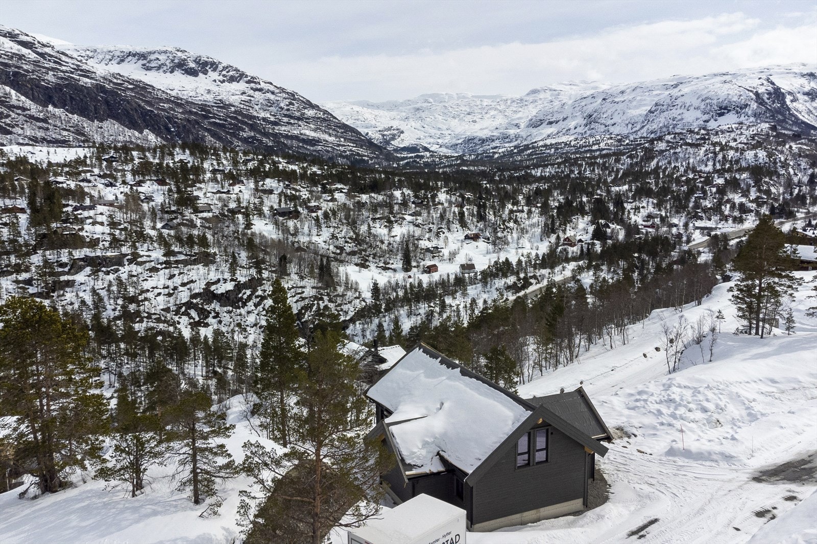 Hytten ligger fritt i terrenget Galleribilde