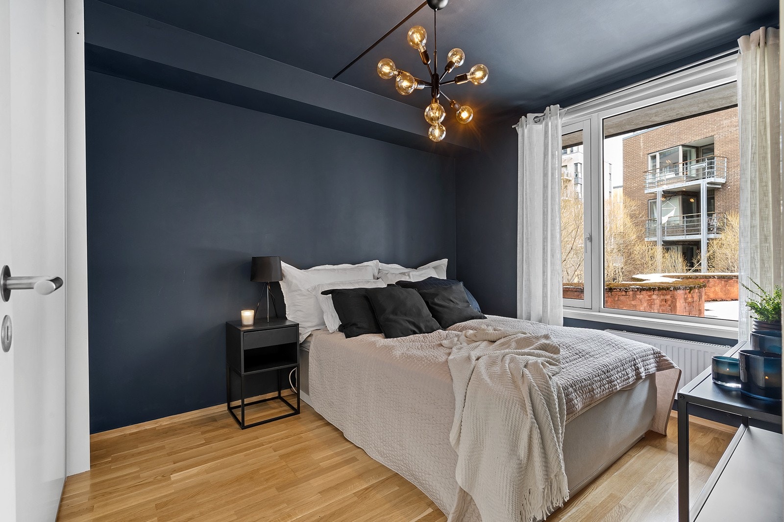 Hovedsoverommet er på 11 m² med god plass til dobbeltseng og tilhørende møblement Galleribilde