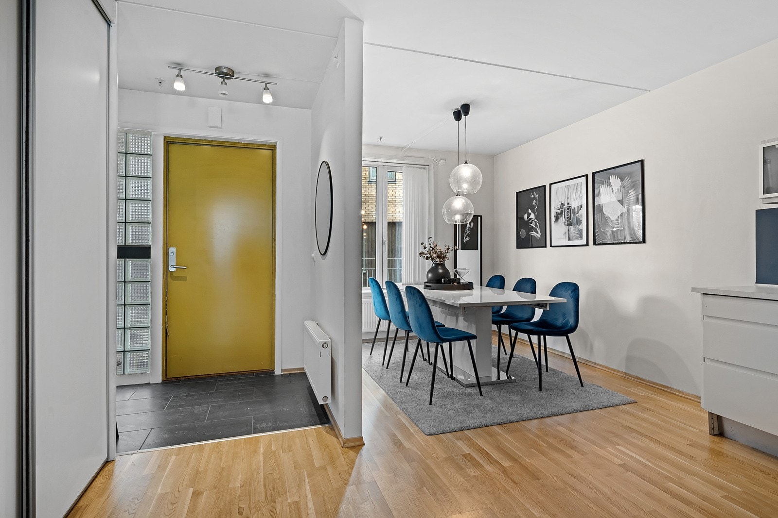 Lyst og innbydende inngangsparti med plassbygd skyvedørsgarderobe langs vegg Galleribilde