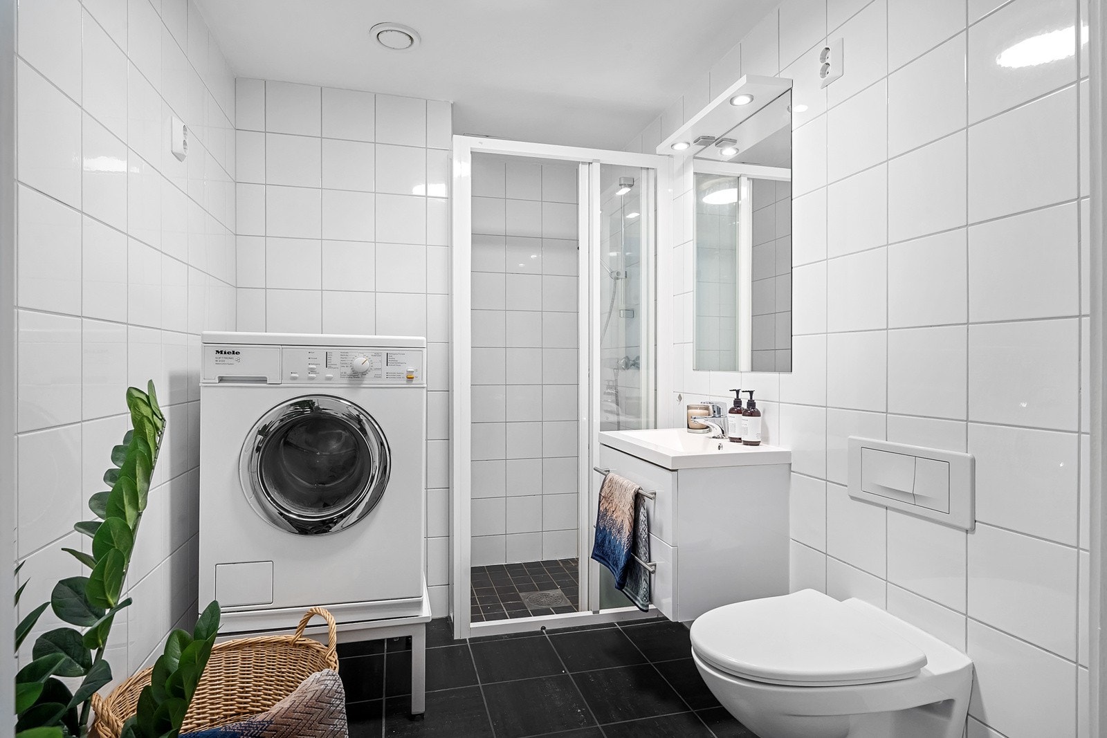 Flott, flislagt bad på 5 m² med dusjhjørne, opplegg for vaskemaskin og varmekabler i gulv Galleribilde