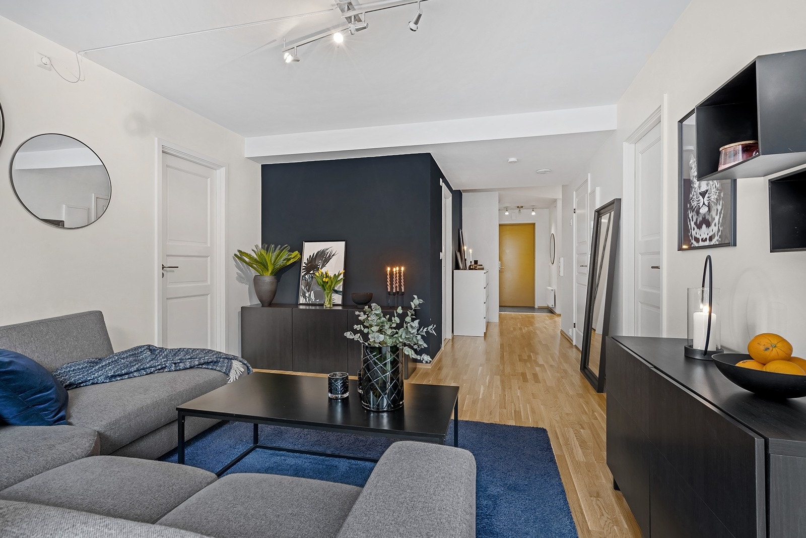 Stuerommet er på 26 m² med god plass til sofagruppe og tilhørende møblement Galleribilde