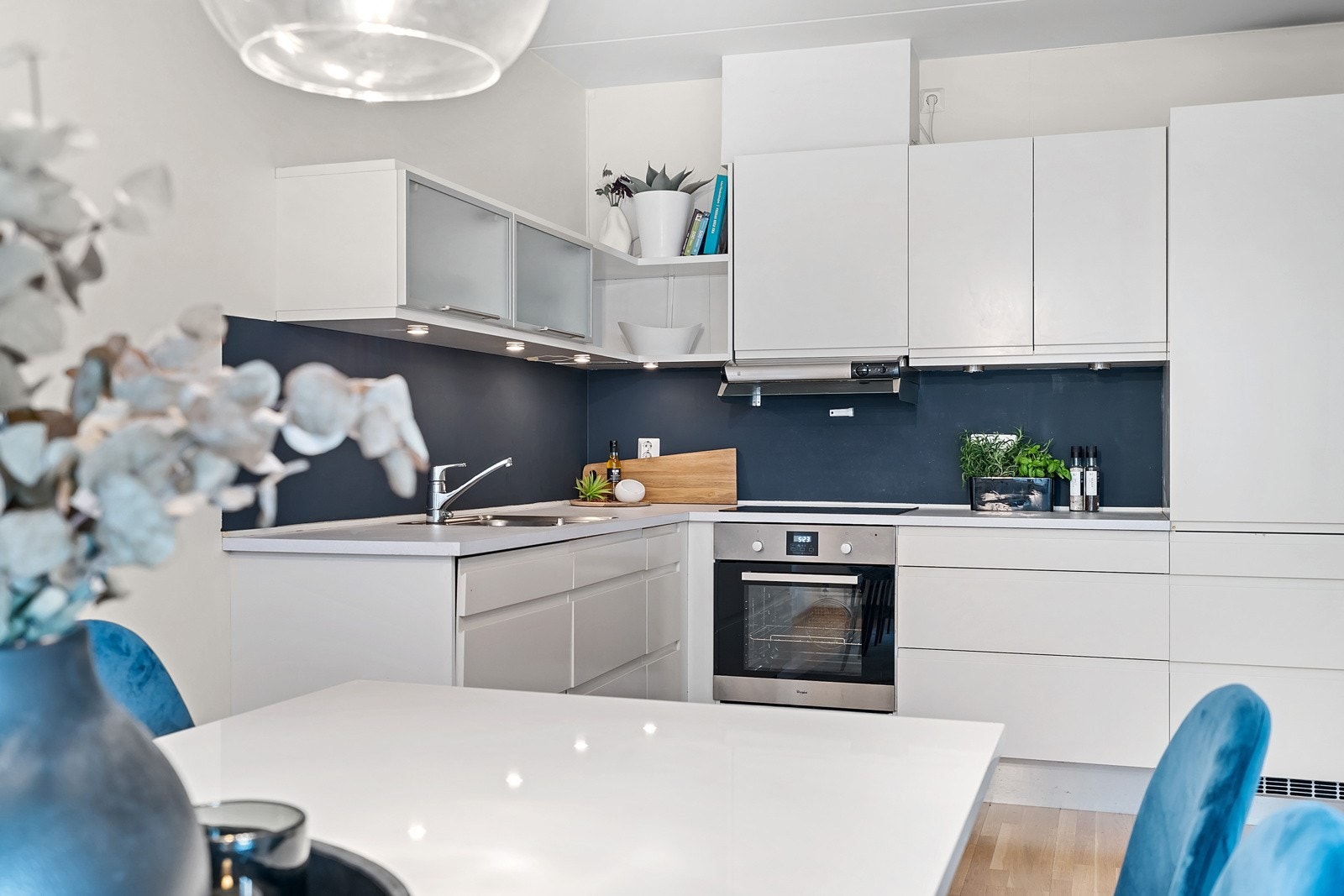 Kjøkkenet har en praktisk utforming langs vegg, med ekstra god skap- og benkeplass Galleribilde