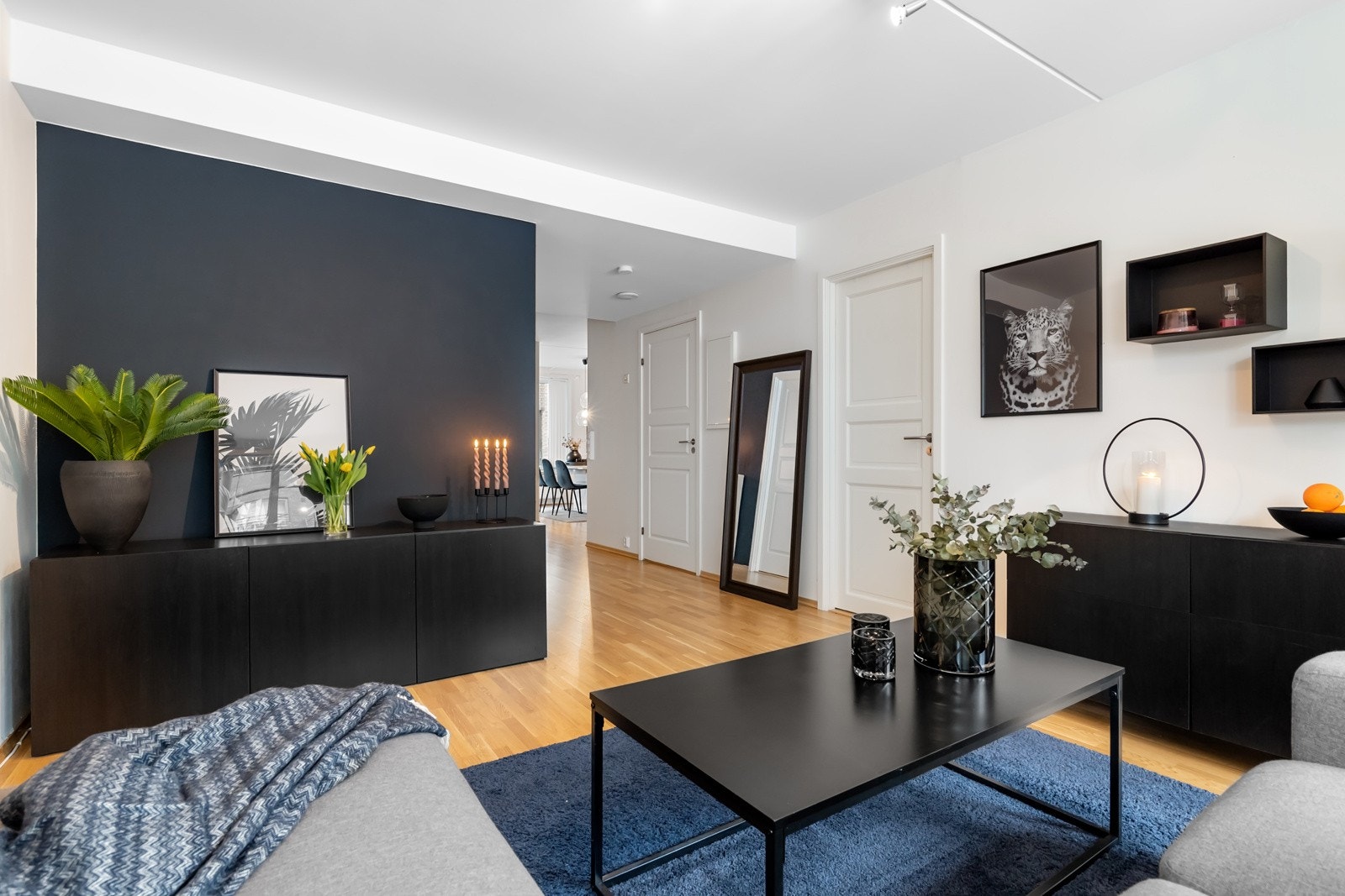 Leiligheten byr på en rekke gode og moderne kvaliteter som blant annet romslig planløsning, store vindusflater og en generøs takhøyde Galleribilde