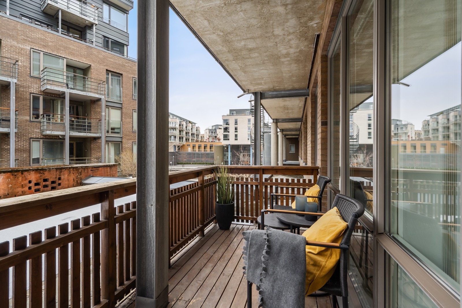 Balkongen har luftig utsikt og særdeles skjermet beliggenhet, som eneste balkong i etasjen. Her kan du nyte formiddagssola med god plass til utemøblement Galleribilde