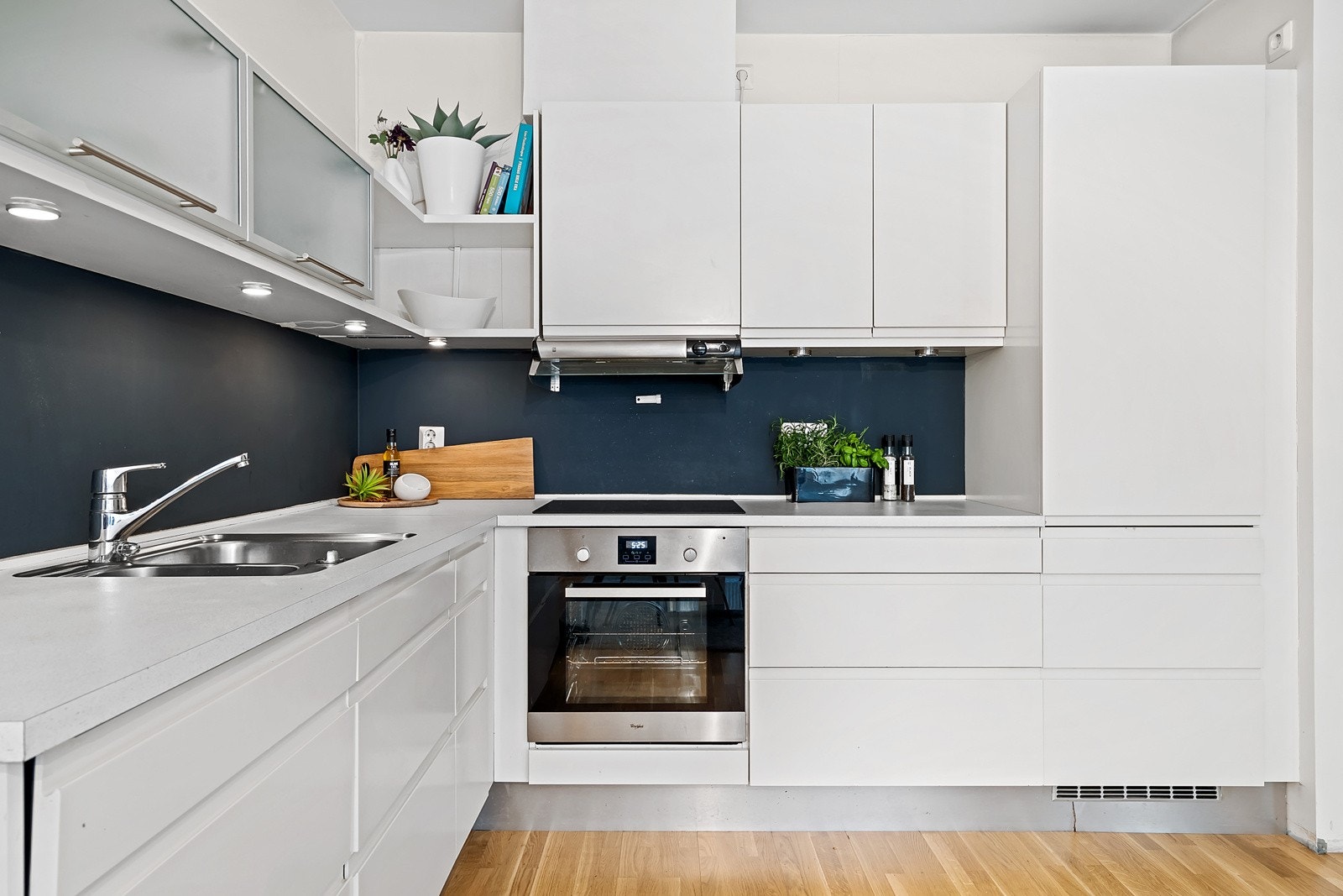 Av ingtegrerte hvitevarer er det oppvaskmaskin, platetopp, stekovn og kjøl/fryseskap som medfølger handelen Galleribilde