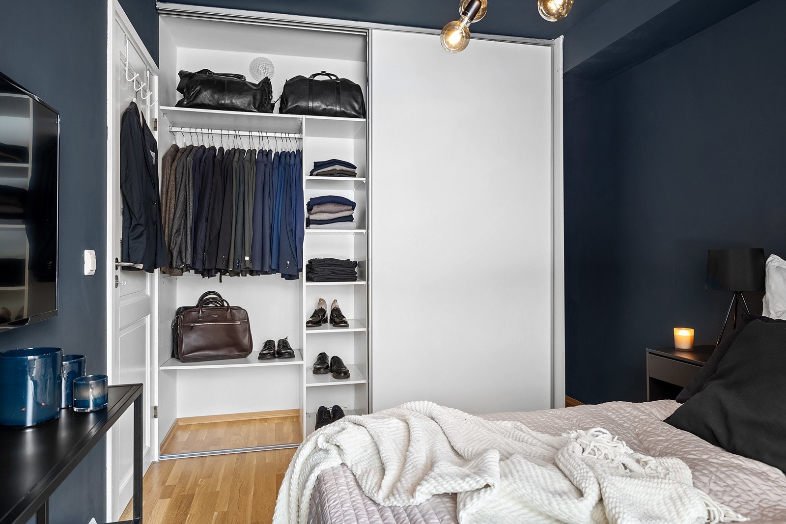 Her er det plassbygd skyvedørsgarderobe langs vegg Galleribilde