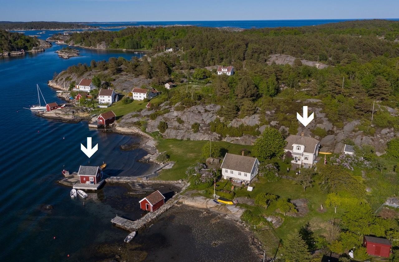 Velkommen til Bjørnholmen i den flotte skjægården i Lillesand. Pil mot huset og sjøbua Galleribilde
