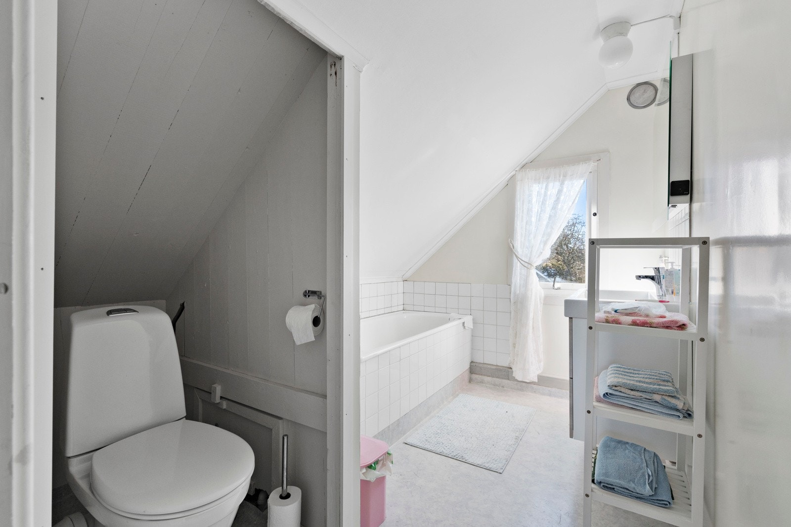 Baderom i 2.etg. med toalett og badekar Galleribilde