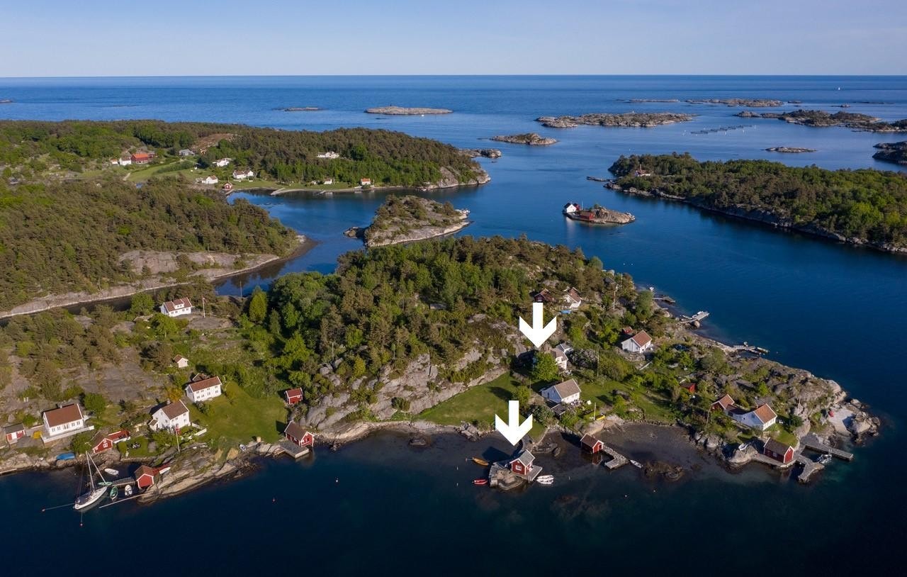 Bjørnholmen nederst i bildet og havet øverst Galleribilde