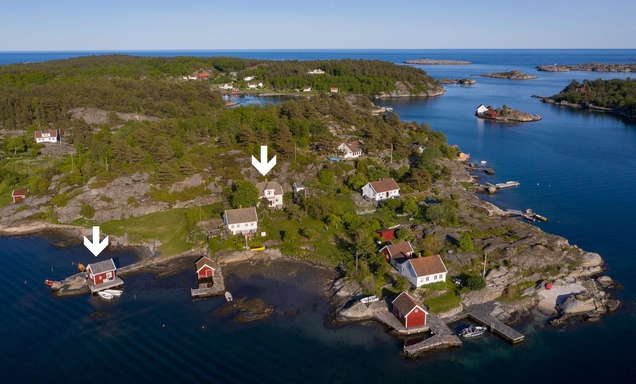 Bjørnholmen og pil mot huset og sjøbua Galleribilde