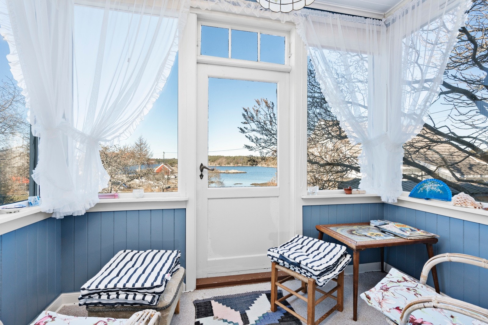 Fra hagestuen i 1.etg. i huset med utsikt mot sjøen og Blindleia Galleribilde