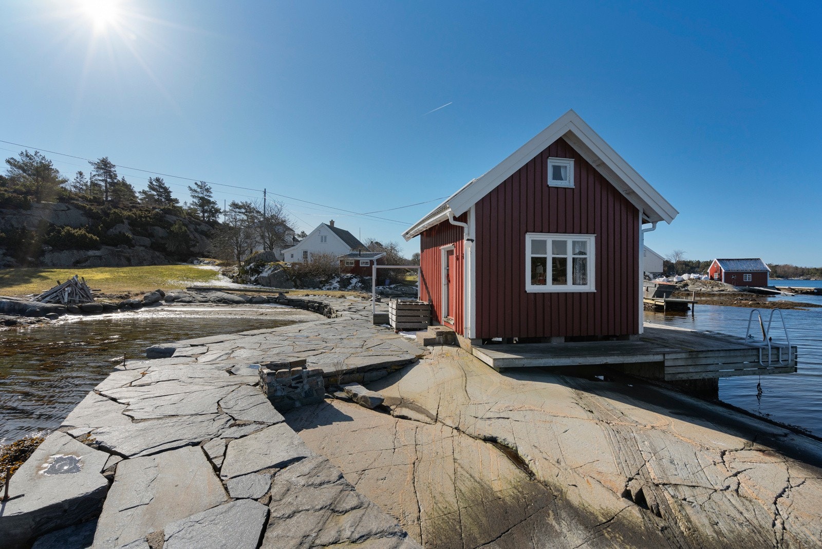 Sjøbua ligger vendt ut mot Blindleia - og har et romslig bryggeanlegg utenfor Galleribilde