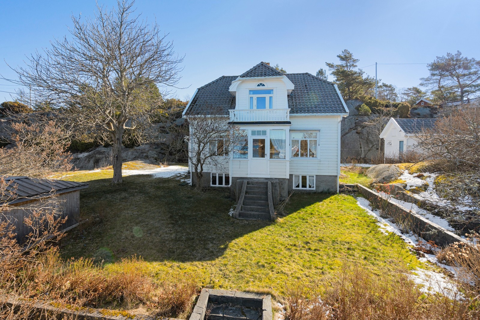 Huset har en stor romslig hage utenfor Galleribilde