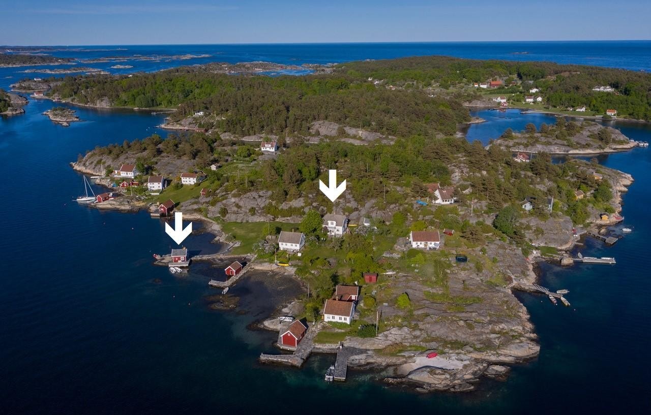 Bilde over Bjørholmen med pil mot huset og sjøbua Galleribilde