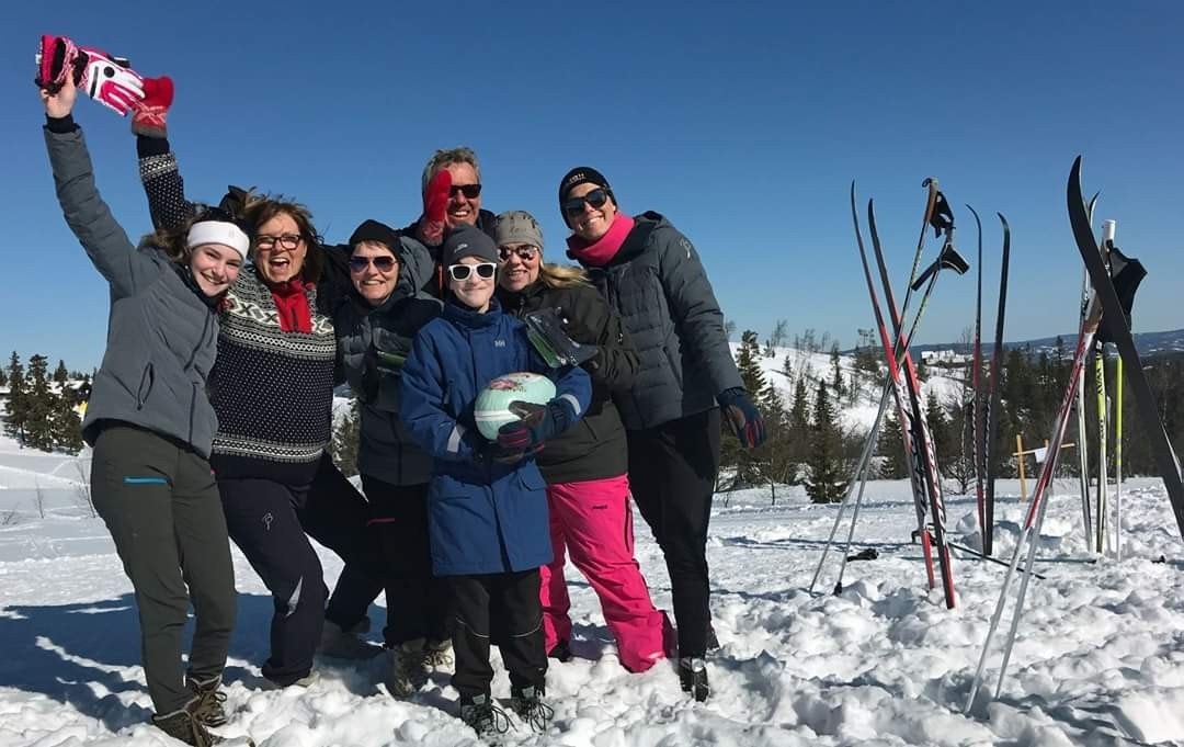 Vi tør påstå at hytteeierne på Ølnesseter er verdens hyggeligste. Gjennom året blir det arrangert mange sosiale tilstelninger i hyttefeltet; påskerenn, juletrehenting mm. Galleribilde