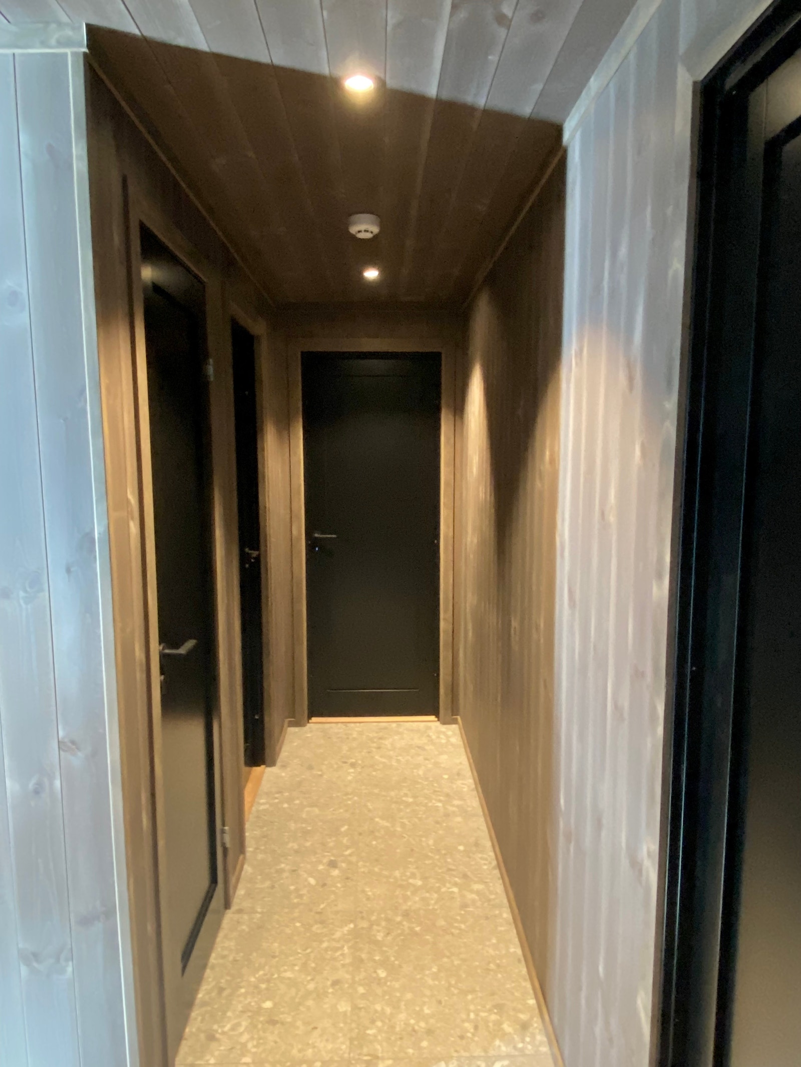 Gang med fliser og varmekabler Galleribilde