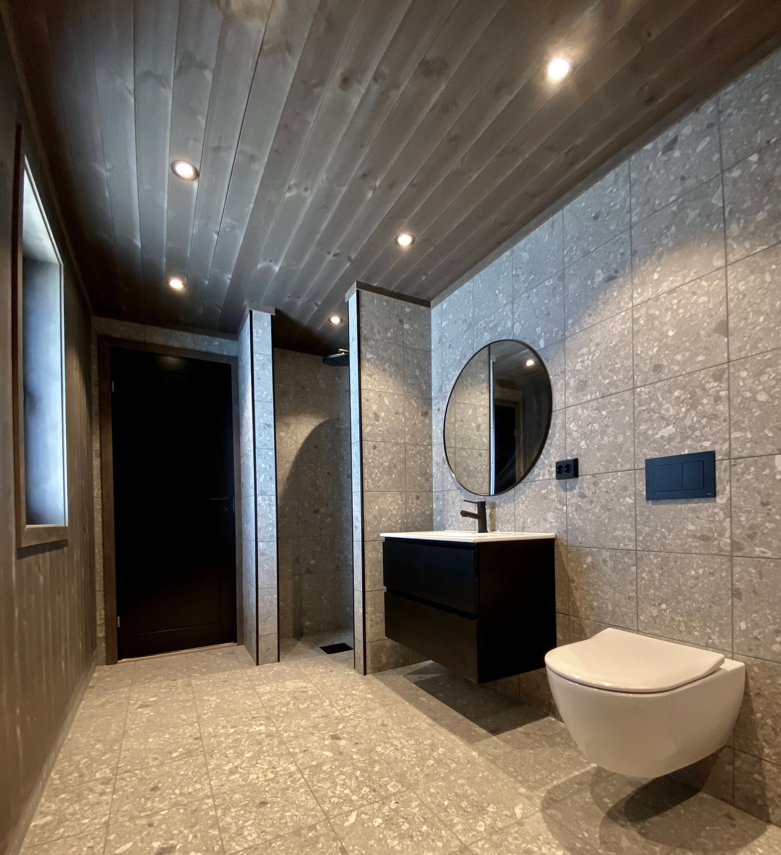 Flislagt bad med lun dusjnisje Galleribilde