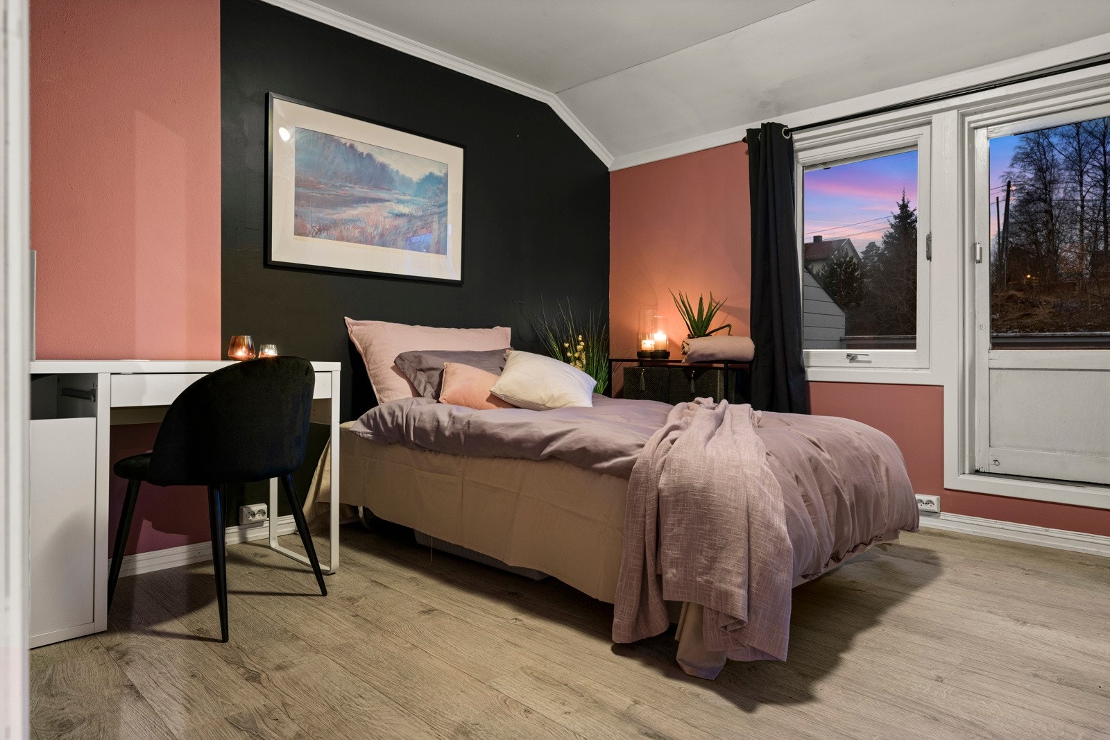 Hovedsoverommet er av meget god størrelse med plass til ønskelig dobbeltseng og romslig skyvedørsgarderobe Galleribilde
