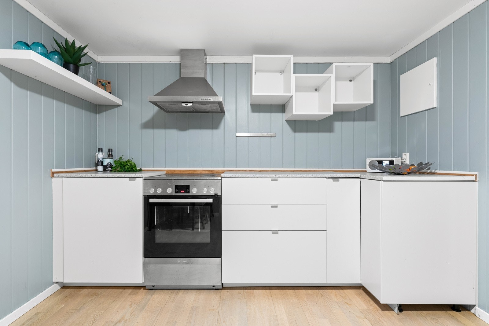 Kjøkkenet består av laminert benkeplate og frittstående kjøl/frys,komfyr og oppvaskmaskin Galleribilde