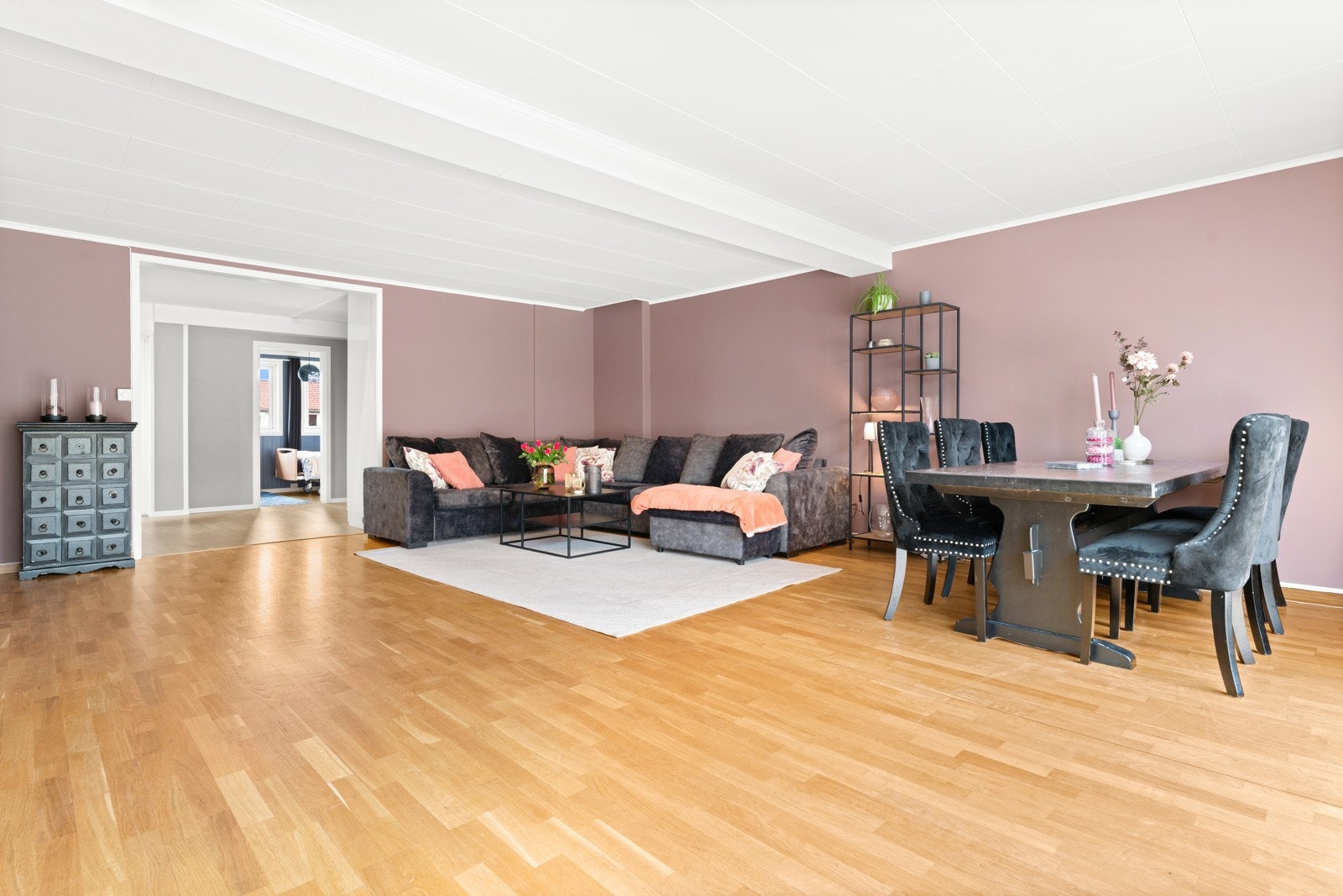 Her får man rikelig med innslipp av naturlig lys gjennom gode vindusflater Galleribilde