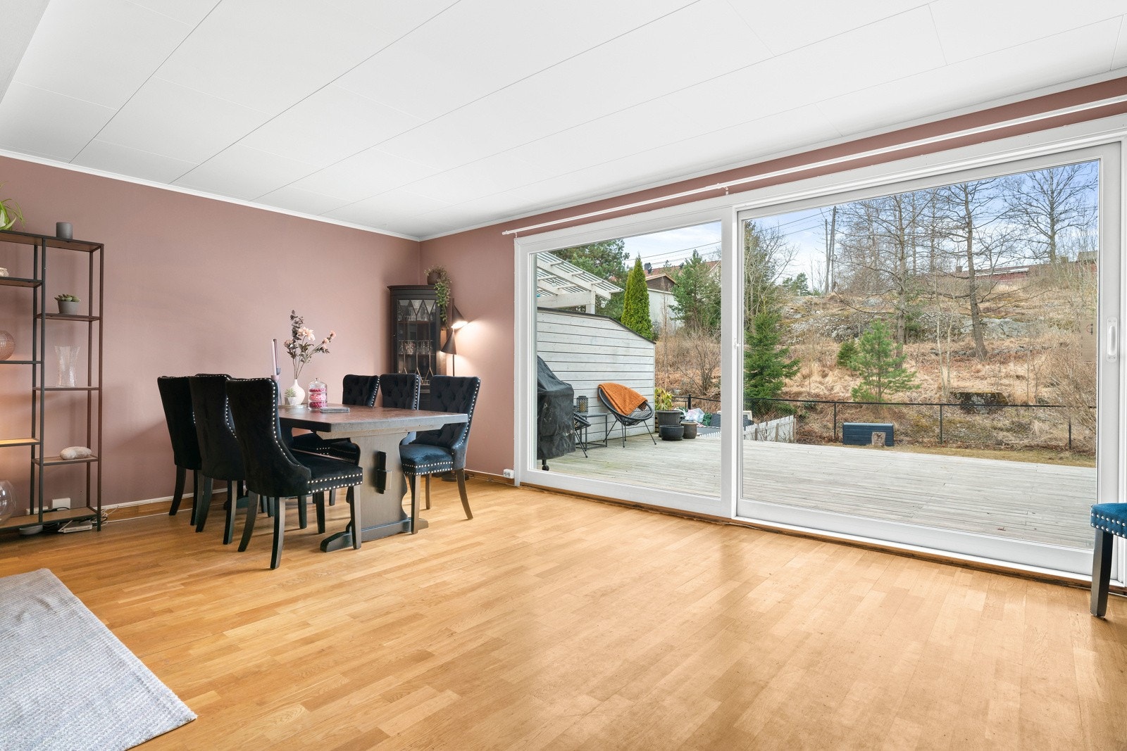 Fra stuen er det utgang til stor terrasse på ca. 45kvm Galleribilde