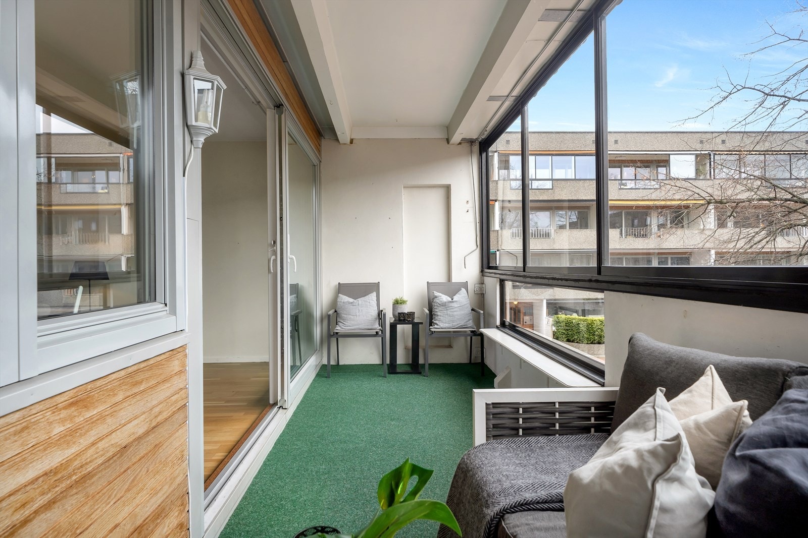 Sydvestvendt og innglasset balkong på 11 kvm. Galleribilde