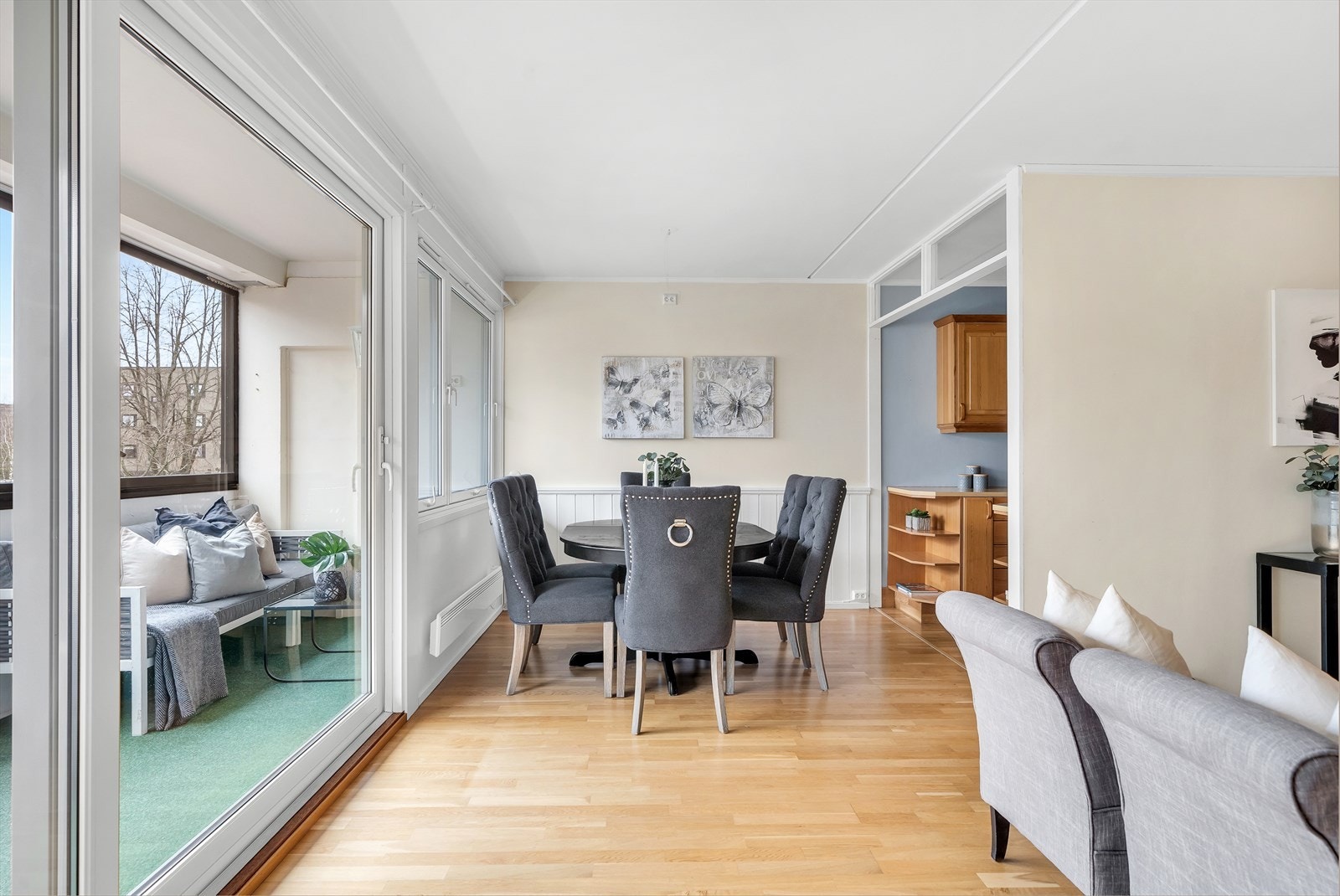 Spisestuedel i åpen løsning inn mot kjøkken og adkomst ut til sydvestvendt balkong Galleribilde