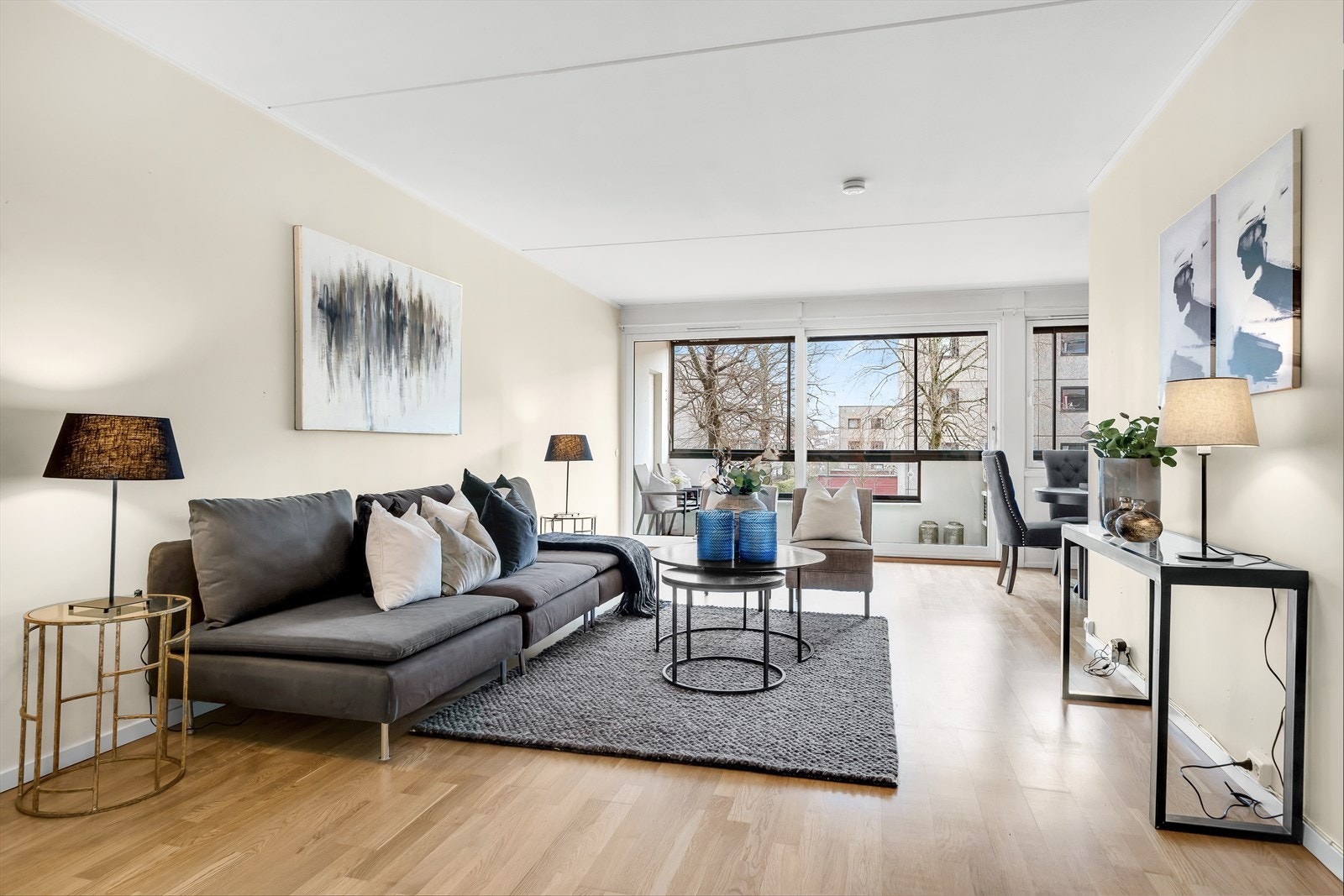 Velkommen til en lys og gjennomgående 3-roms i 2.etasje m/heis Galleribilde