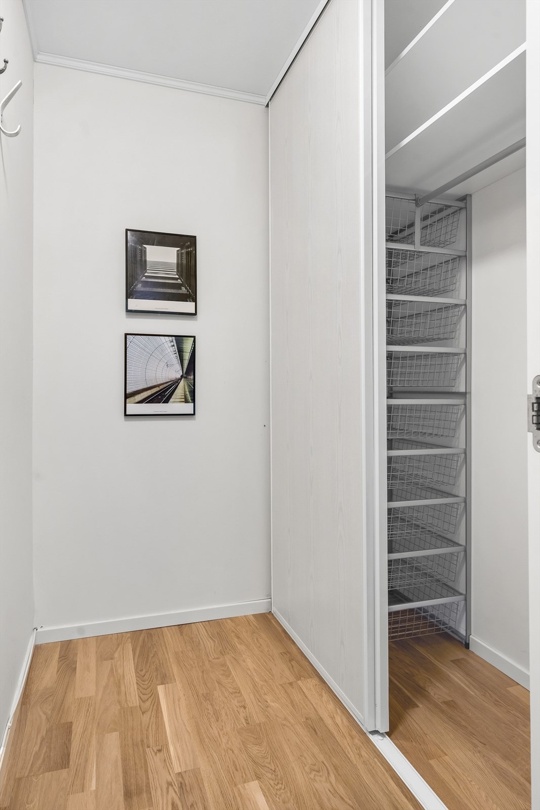 Praktisk bod (3 kvm) rett innenfor inngangsdøren med skyvedørsgarderobe Galleribilde