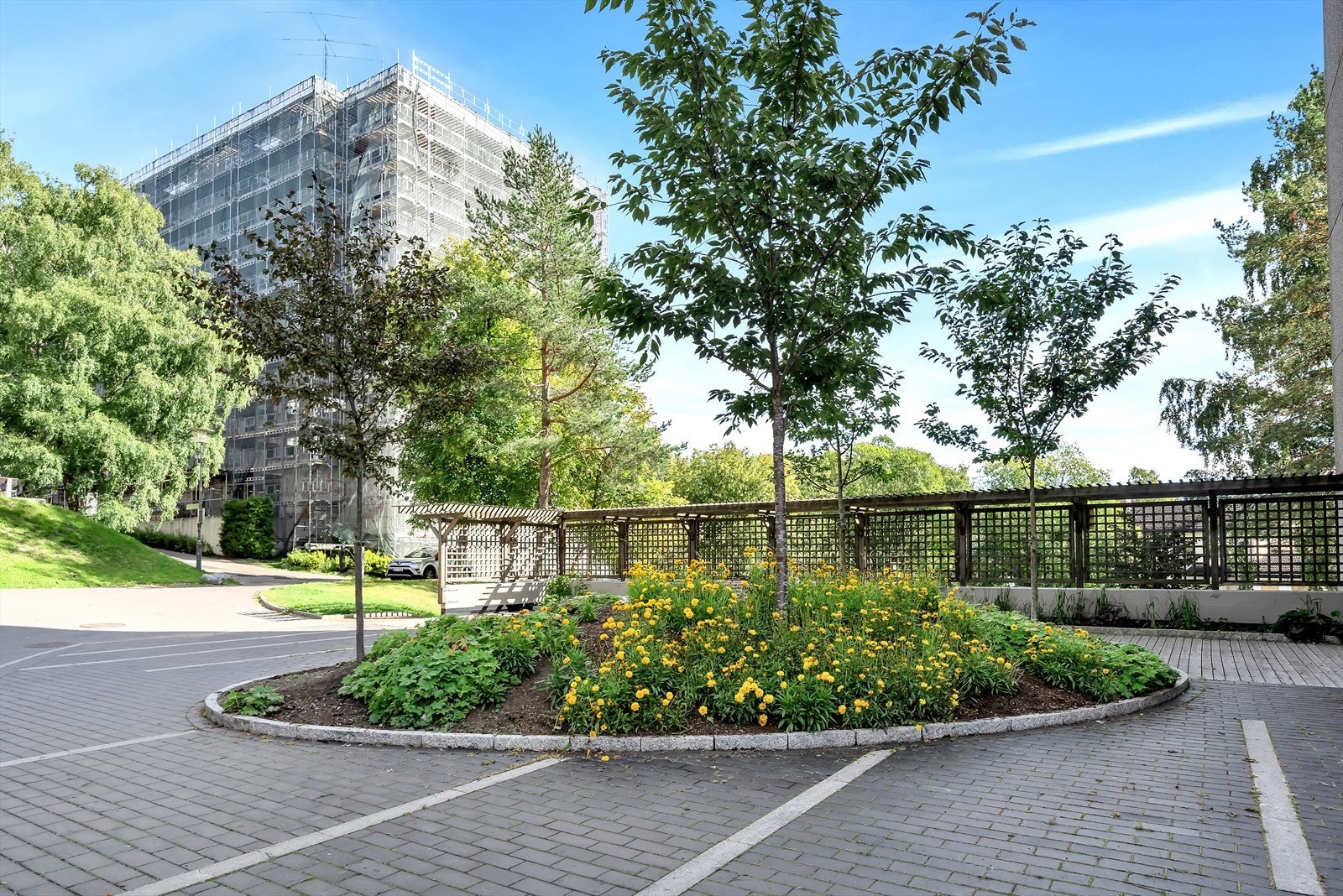 Hovseter Torg med bl.a. Rema 1000 og Hovseter Skole Galleribilde