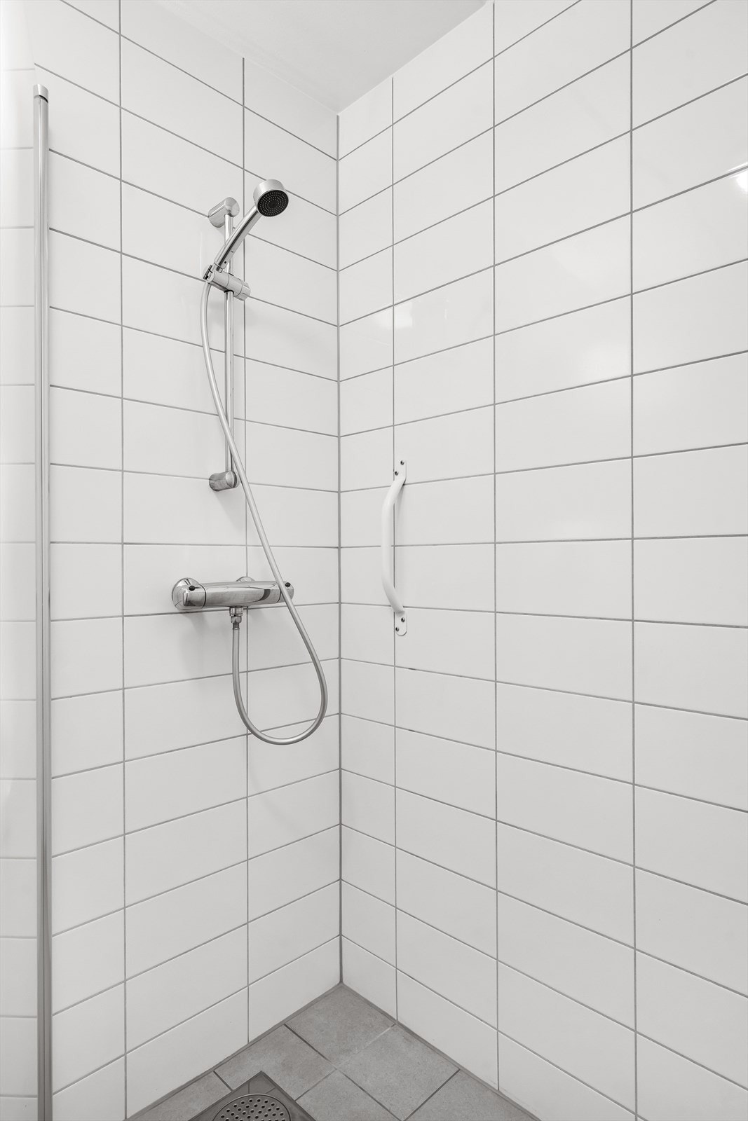 Dusjnisje på bad. Det er varmekabler i gulv. Det foreligger dokumentasjon på oppussing av bad. Galleribilde