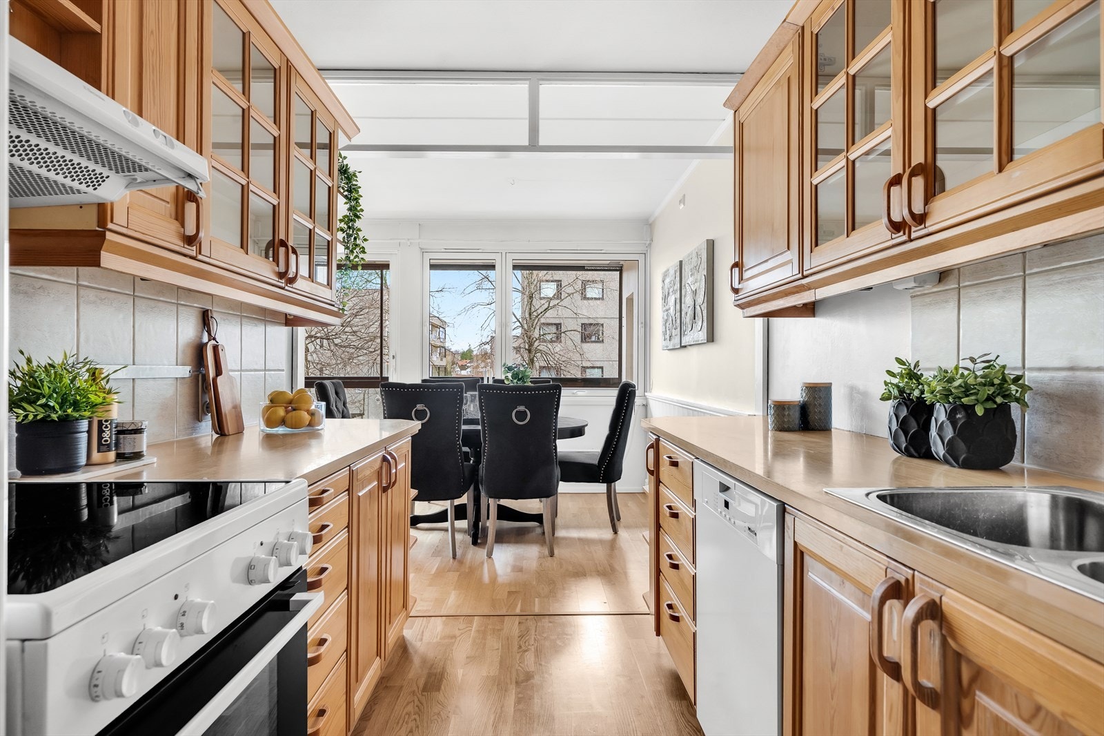 Kjøkken med åpen løsning ut mot spisestuedel. Hvitevarer medfølger. Galleribilde