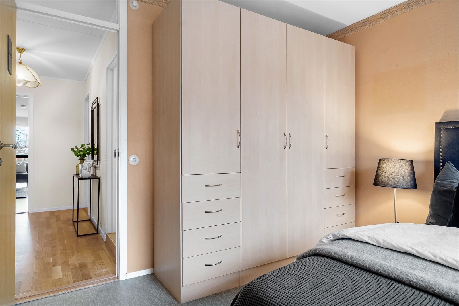 Her er det god plass til garderobeskap, dbl.seng, nattbord m.m. Galleribilde
