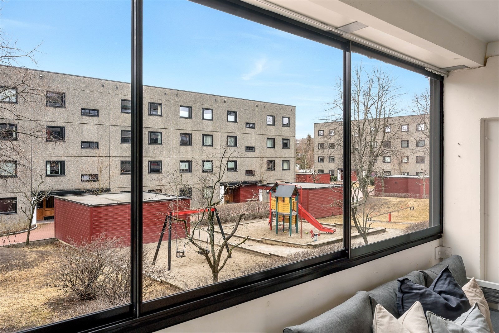 Med innglassing, som kan åpnes helt opp, kan du nyte balkongen din mer og du tilpasser enkelt etter vær og vind! Galleribilde