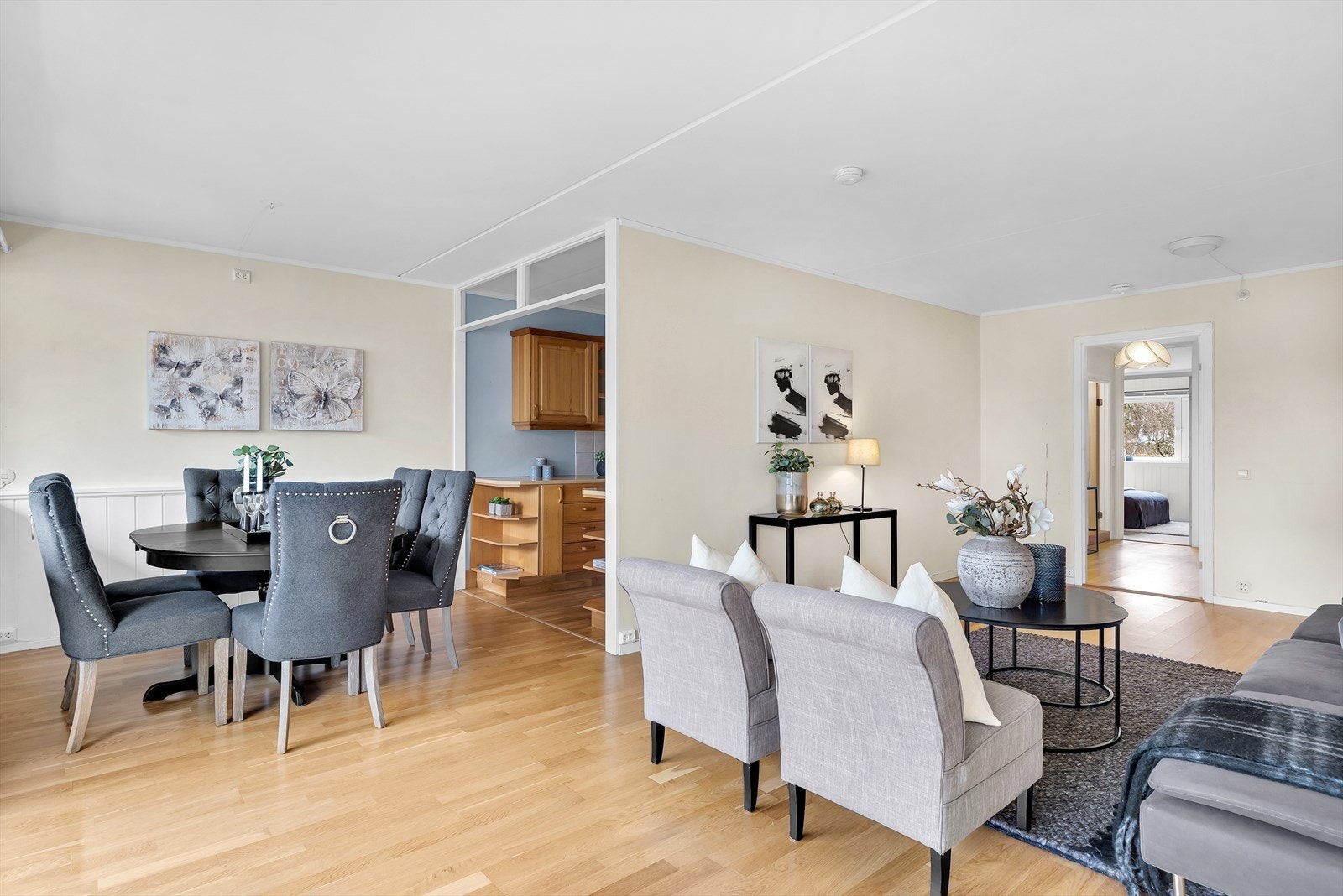 Romslig stue med god plass til sofagruppe, sittegruppe og spisemøblement Galleribilde