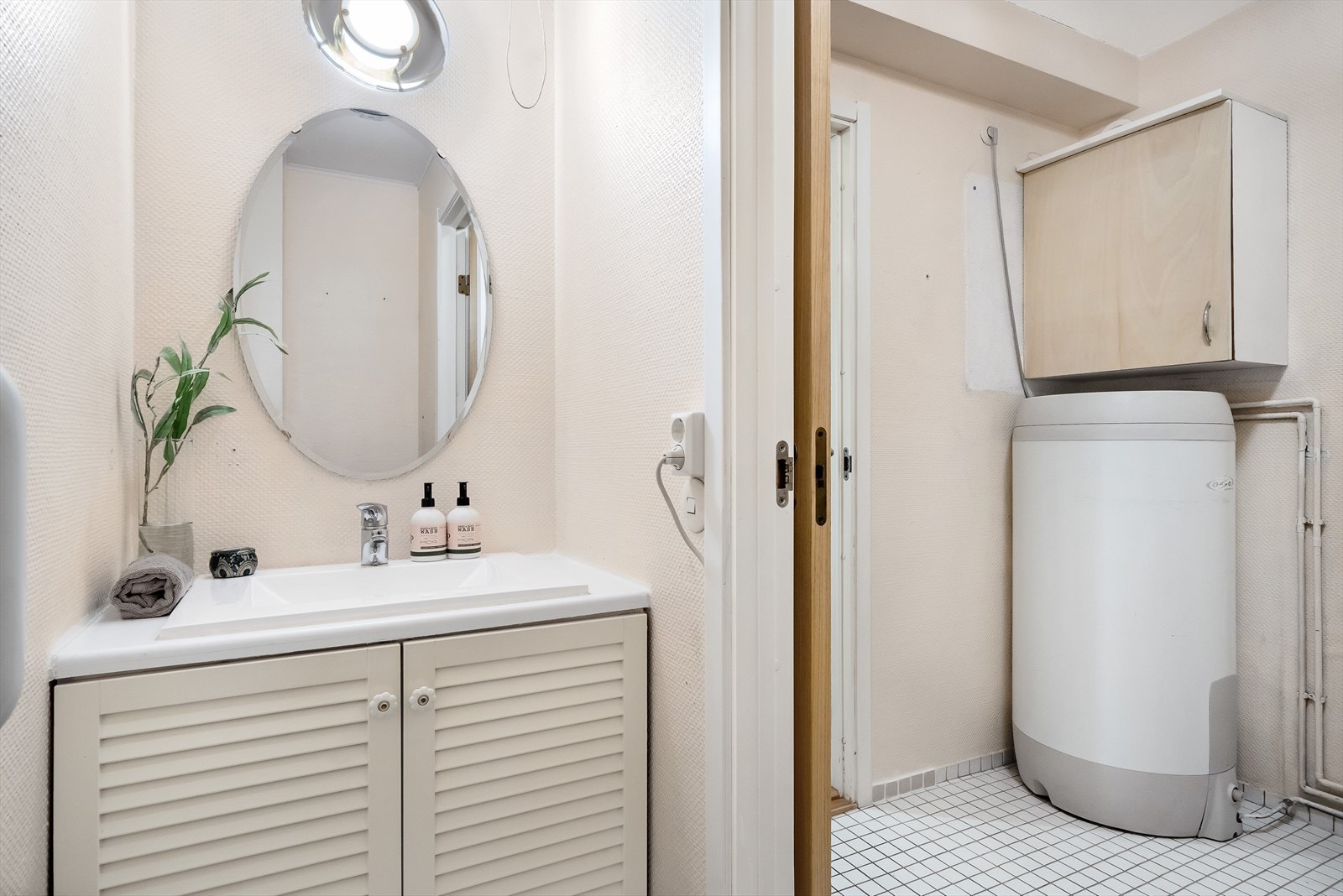 Det er servantskap på toalettrom. Varmtvannsbereder plassert på vaskerommet. Galleribilde