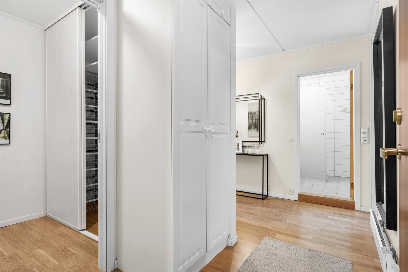 Garderobeskap ved siden av bod Galleribilde